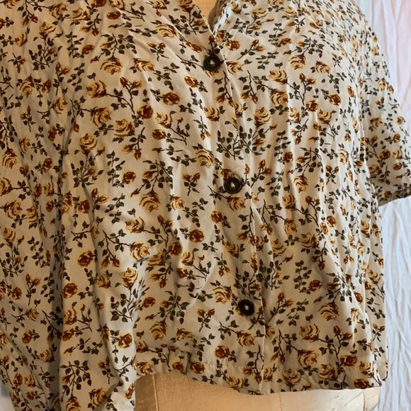 Cute flower midriff shirt 🌻 - Picture 4 of 6